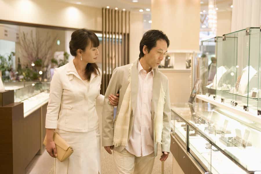 Electronic locks securing jewelry stores